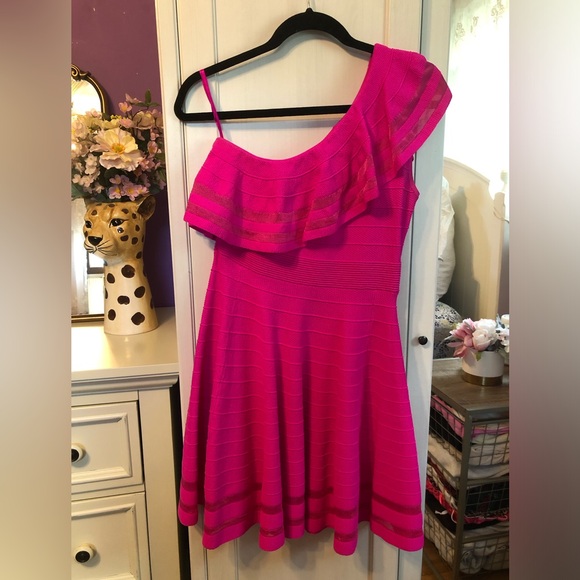 Ted Baker One Shoulder Pink Skater Dress. Size 2. Worn twice. Good condition. - Picture 11 of 11